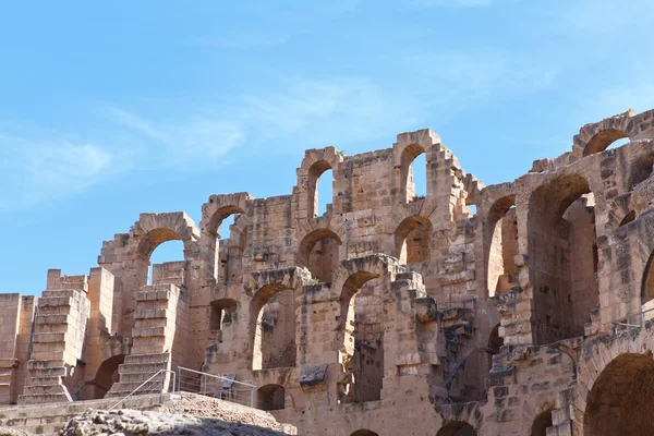 Afgebroken oude muren en bogen van ruïnes in Tunesische amfitheater in el djem, Tunesië — Stockfoto