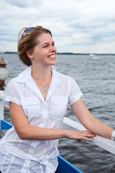 Hermosa mujer disfrutando de la vida en cubierta del barco —  Fotos de Stock