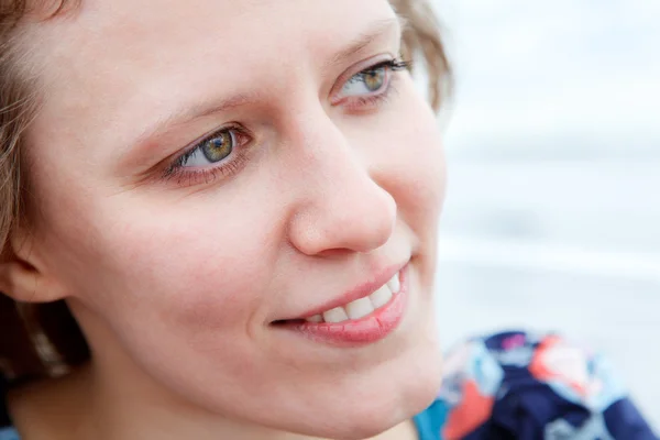 Close up van mooie vrouw gezicht met zoete glimlach. copyspace — Stockfoto