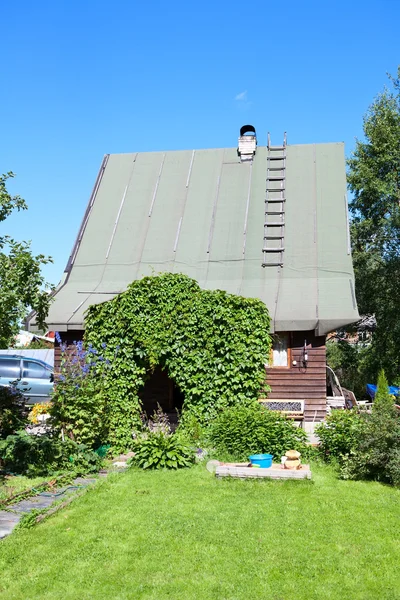 Hus med anlagda gården i sommar — Stockfoto