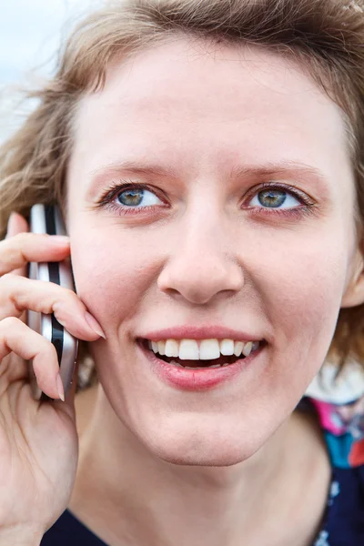 Έκπληκτος πρόσωπο γυναίκας με κινητό τηλέφωνο — Φωτογραφία Αρχείου