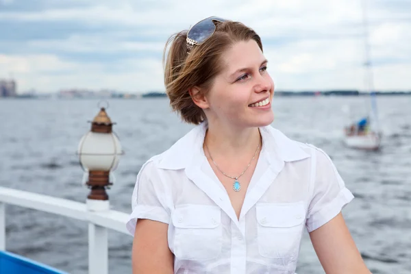 Jeune femme dans une chemise blanche à bord du yacht détournant les yeux — Photo