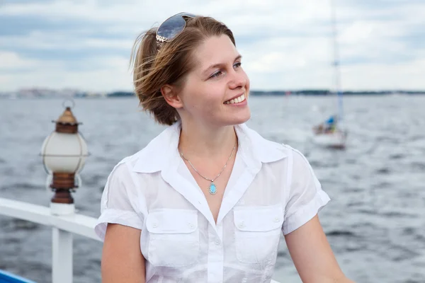 Dziewczyna w białej koszuli na pokładzie jachtu patrząc od — Zdjęcie stockowe