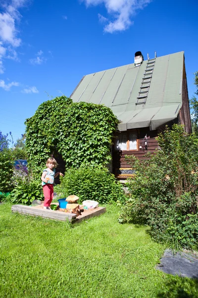 Küçük gorl evin önünde çayır üzerinde oynama — Stok fotoğraf