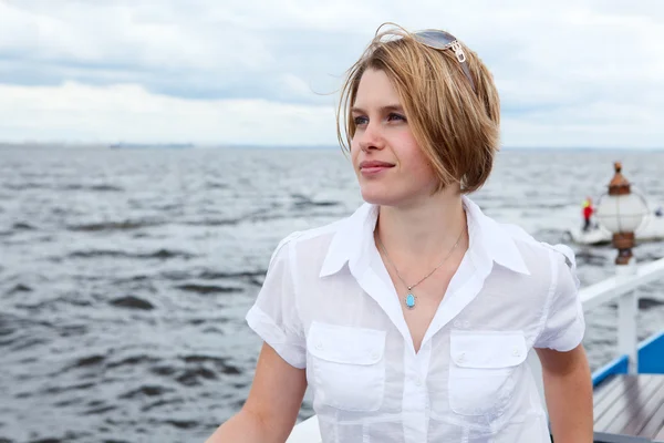 Žena stojící na palubě výletní lodi. Kopírovat prostor — Stock fotografie