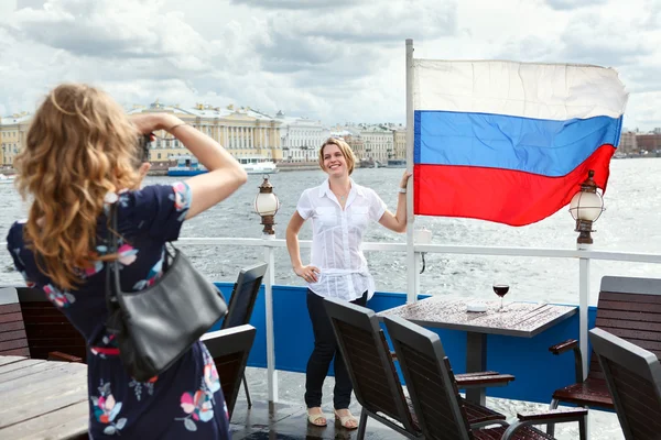 Mulher fotografando com bandeira russa no convés do navio — Fotografia de Stock