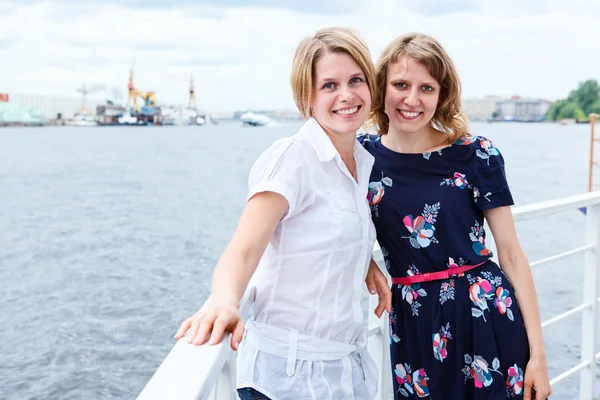 Dos damas en la cubierta del barco junto con copyspace — Foto de Stock