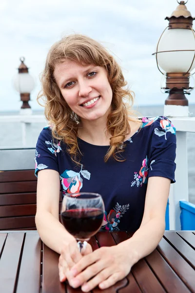 Bella donna in abito con bicchiere di vino seduti al tavolo — Foto Stock