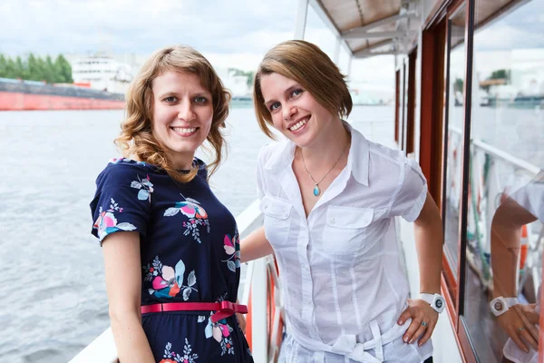 Mulheres felizes durante mar de pé no convés do navio de cruzeiro — Fotografia de Stock