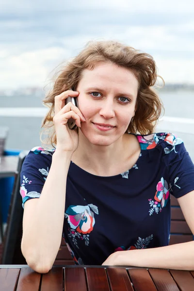 Schöne Frau mit Telefon, Telefonanruf — Stockfoto