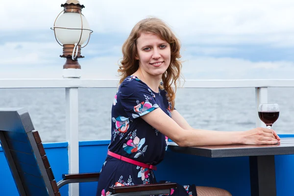 Frau entlang im Schiff Café in Dauer der Schifffahrt — Stockfoto
