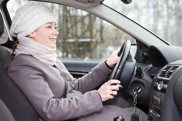 Mulher dirigindo um carro olhando para a frente — Fotografia de Stock