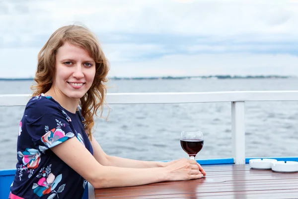 Ensam en kvinna med vinglas på bord — Stockfoto