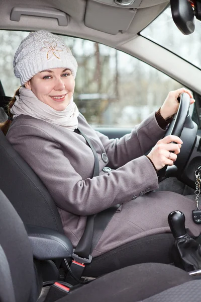 Женщина в зимней одежде в машине — стоковое фото