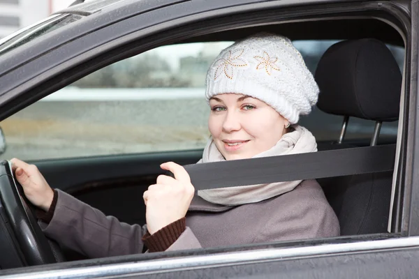 Młoda kobieta siedząca w samochodzie zamocowane — Zdjęcie stockowe