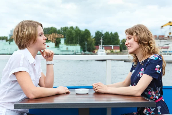 Zwei Frauen, die sich am Cafétisch im Freien unterhalten — Stockfoto