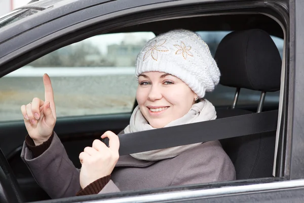 Kvinna sitter i bilen med säkerhetsbältet — Stockfoto