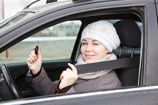 Lycklig kvinna sitter i bilen — Stockfoto
