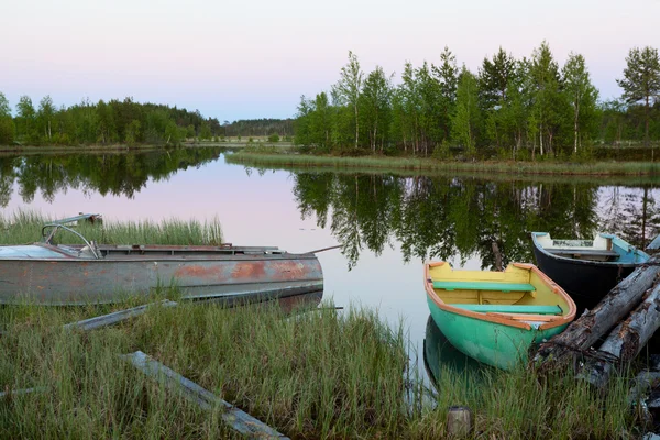 Barche sul lago circondato da una foresta — Foto Stock