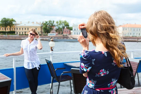 Fotógrafo mujer fotografiando a su novia con cámara en mano —  Fotos de Stock