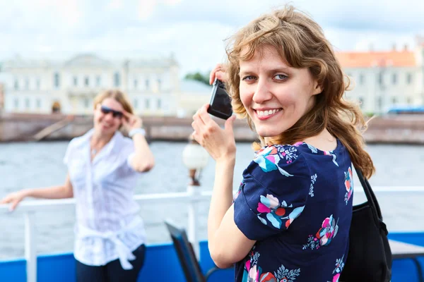 Vrouwelijke fotograaf weg terug met hand-held camera — Stockfoto