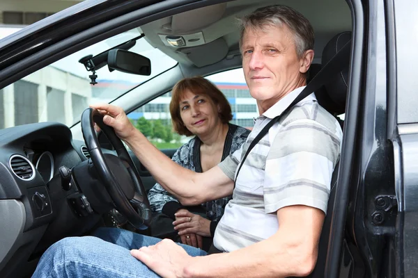 Senior mari caucasien et femme assis dans un véhicule terrestre et souriant — Photo