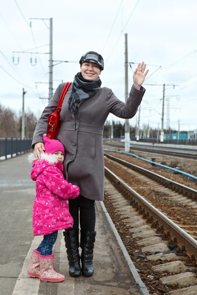 Moeder en kleine dochter permanent op railway station platform — Stockfoto