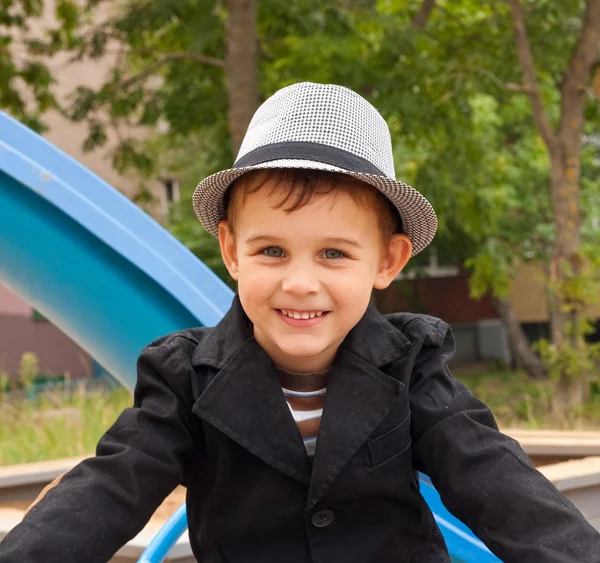 Portret pięknej uśmiechający się mały chłopiec w kapeluszu — Zdjęcie stockowe