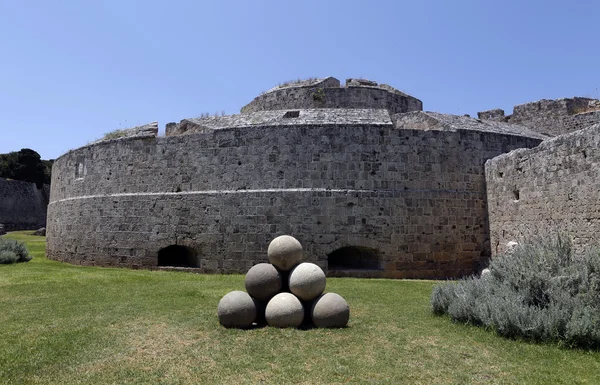 Canon balls, in Rhodes old town moat. — Stock Photo, Image