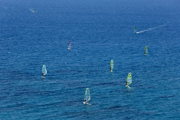 Vista aérea dos windsurfistas no mar Imagens Royalty-Free