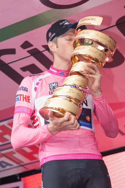MILÁN, ITALIA - 27 DE MAYO: Ryder Hesjedal con camiseta rosa gana el Giro de Italia de 2012 el 27 de mayo de 2012 en Milano, Italia — Foto de Stock