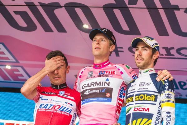 MILÃO, ITÁLIA - MAIO 27: Pódio de Giro d 'Italia 2012 com 1 chegou Ryder Hesjedal vestindo o Pink Jersey, 2 Joaquin Rodriguez e 3 Thomas De Gendt em maio 27, 2012 em Milano, Itália — Fotografia de Stock