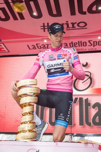 MILÃO, ITÁLIA - MAIO 27: Ryder Hesjedal com Pink Jersey ganha o Giro d 'Italia de 2012 em 27 de maio de 2012 em Milano, Itália — Fotografia de Stock