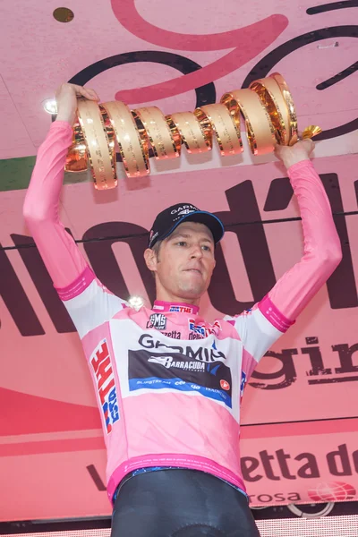 MILÁN, ITALIA - 27 DE MAYO: Ryder Hesjedal con camiseta rosa gana el Giro de Italia de 2012 el 27 de mayo de 2012 en Milano, Italia — Foto de Stock