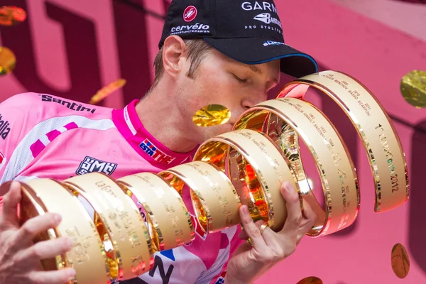 MILANO, ITALIA - 27 MAGGIO: Ryder Hesjedal con Pink Jersey vince il Giro d'Italia del 2012 il 27 maggio 2012 a Milano — Foto Stock