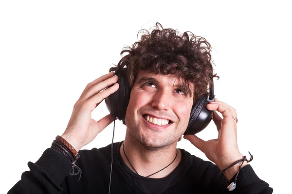 Jongeman met koptelefoon die muziek luistert — Stockfoto