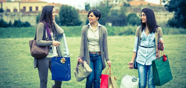 Unga kvinnor på park efter shopping — Stockfoto