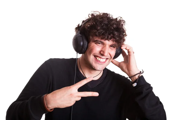 Junger Mann mit Kopfhörern hört Musik — Stockfoto