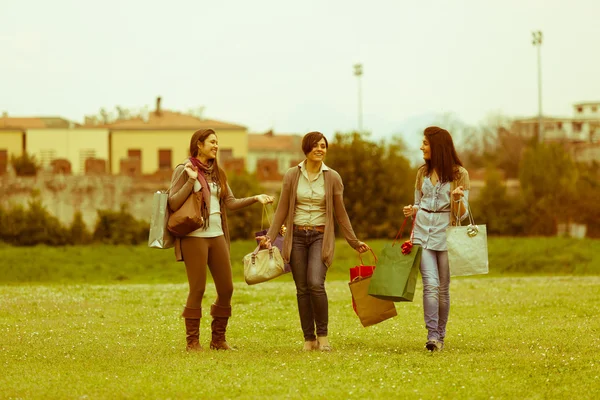 Unga kvinnor på park efter shopping — Stockfoto
