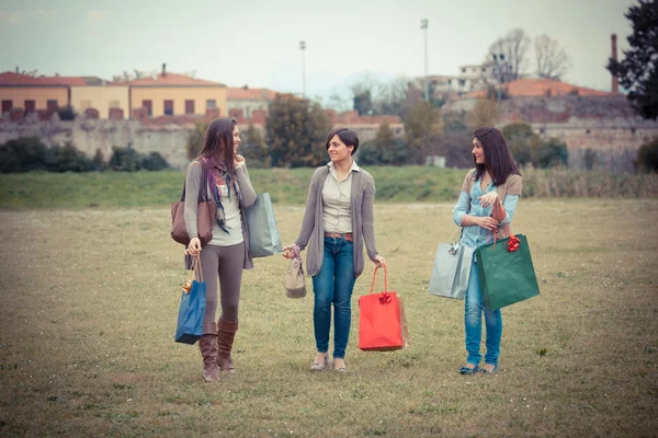 年轻妇女在公园后购物 — 图库照片