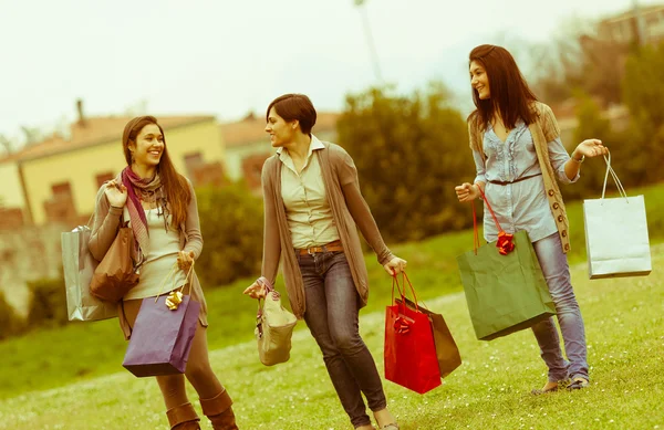Νεαρές γυναίκες στο πάρκο μετά ψώνια — Φωτογραφία Αρχείου
