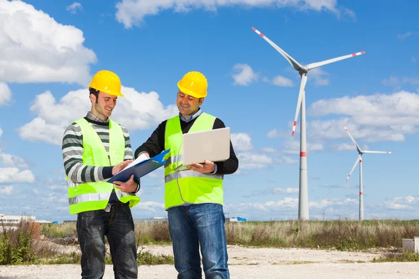 Два інженерів в вітрових турбін електростанція — стокове фото