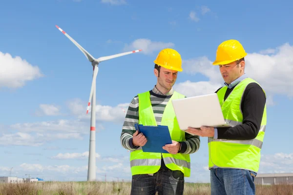 Due ingegneri in una centrale eolica a turbina — Foto Stock