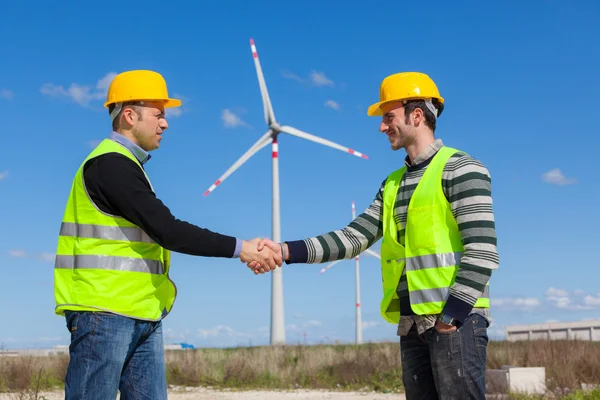 Ingenjörer att ge handskakning i ett vindkraftverk på turbinen — Stockfoto