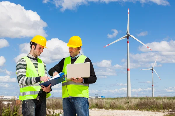 Két mérnökök a szél Gázturbinás erőmű — Stock Fotó