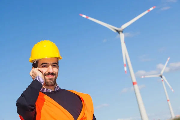 Tecnico Ingegnere nella centrale eolica a turbina — Foto Stock