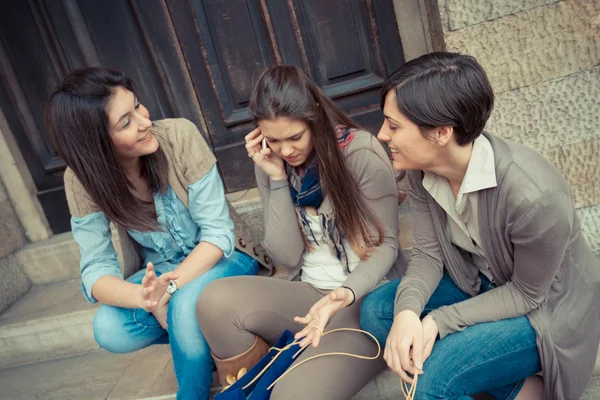 Groep vrouwen praten op mobiele telefoon — Stockfoto