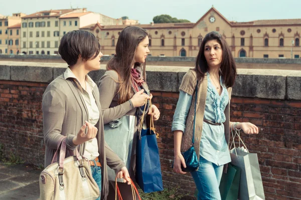 年轻妇女在这座城市后购物 — 图库照片