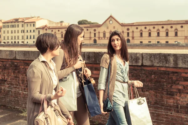 Jonge vrouwen in de stad na het winkelen — Stockfoto