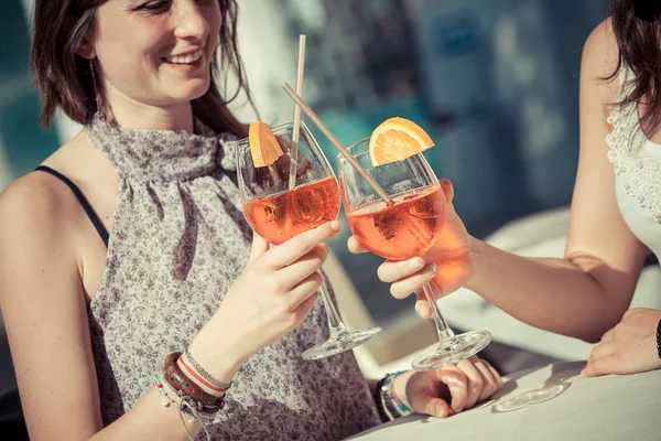 Twee jonge vrouwen juichen met koude dranken — Stockfoto